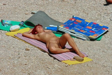 Женщины загорают без трусов