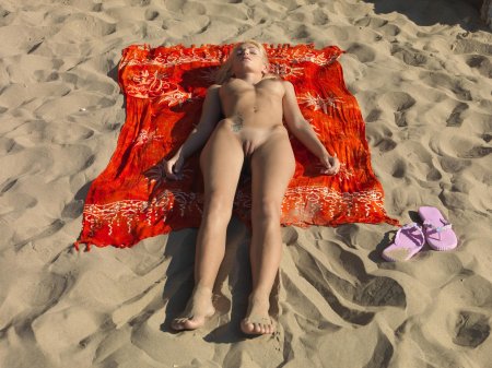 Девушка загорает голышом