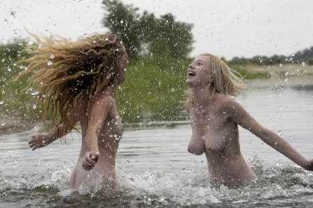 Девушка купается голышом
