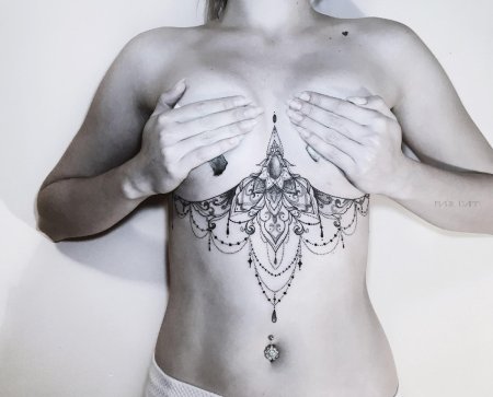 Тату под грудь