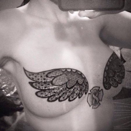 Крылья на груди тату