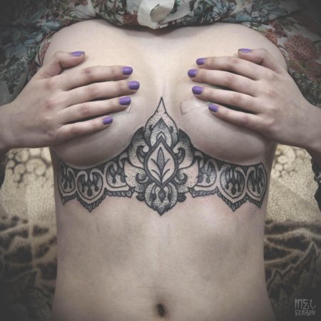 Тату на грудине женские