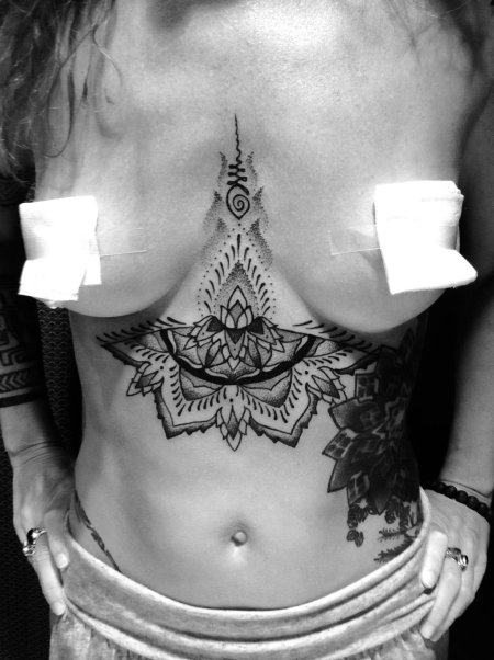 Женские татуировки под грудью