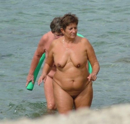 Голые старые женщины на пляже