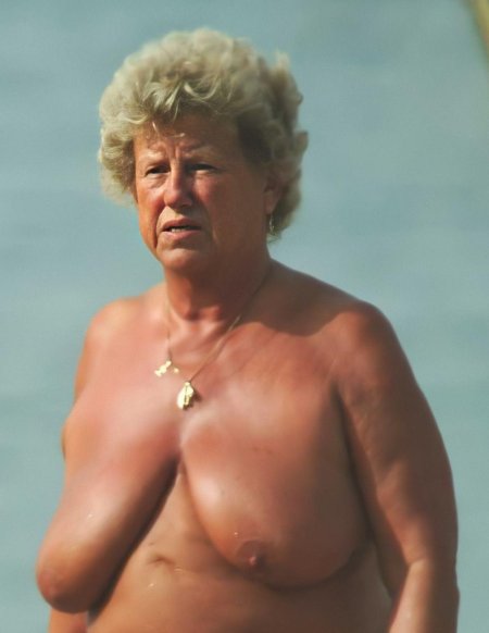 Голые старухи в купальниках