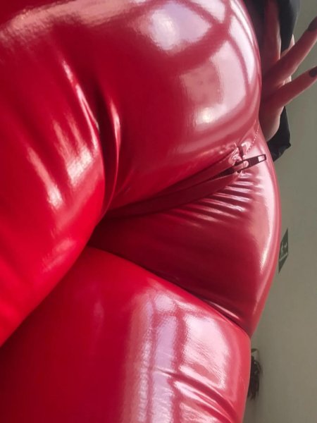 Попка в латексе