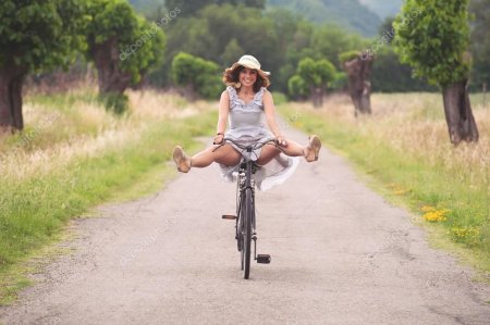Девушка с велосипедом
