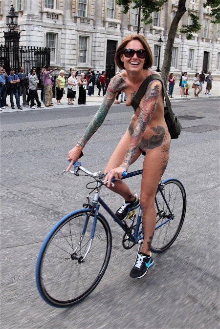 Голый велопробег девочки