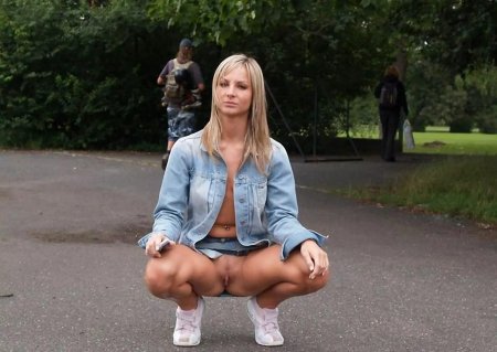 Девушка присела на корточки