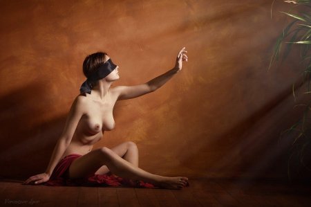 Девушка с повязкой на глазах