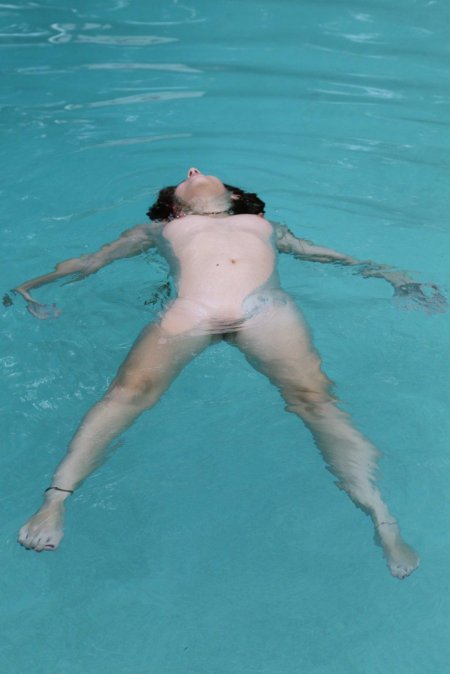 Купание в бассейне