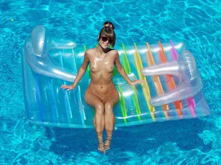 Голые красавицы в бассейне