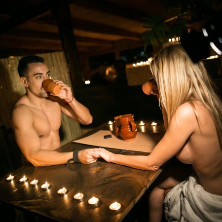 Ресторан с голыми людьми