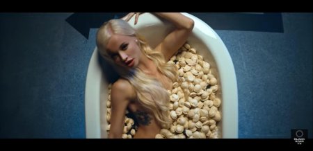 Пельмень у девушки