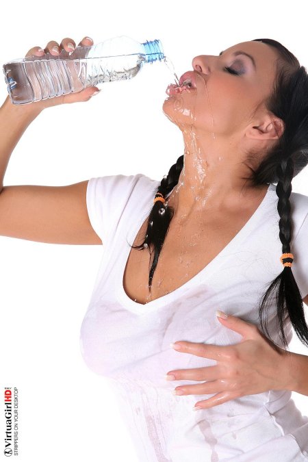 Девушка обливается молоком