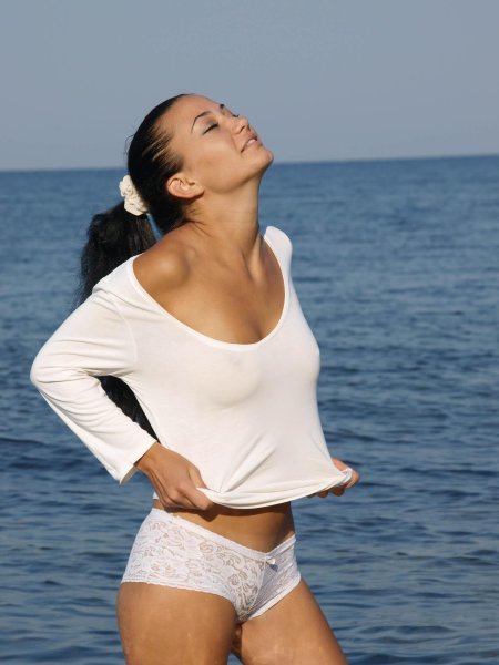 Мокрые майки на девушках без трусов