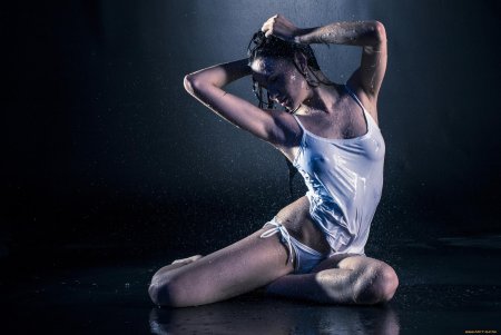 Голые девки в мокрых майках