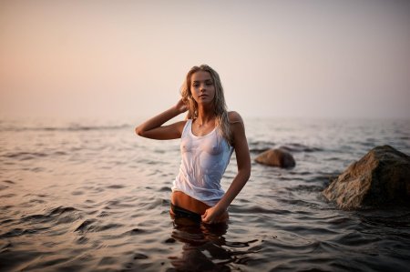 Блондинка в мокрой одежде