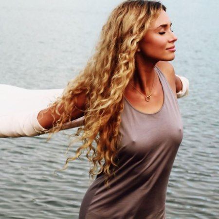 Девушка с торчащими сосками