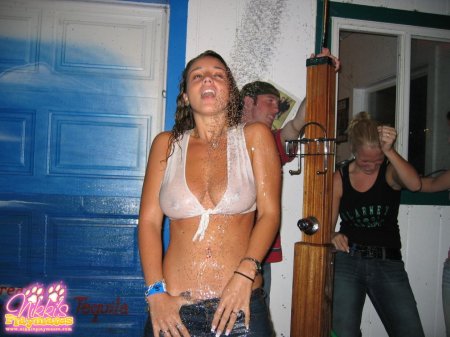 Мокрые майки девушки