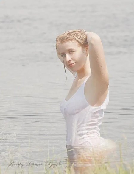 Девочки в мокрой одежде