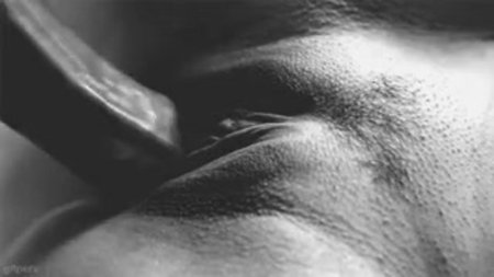 Девушка ласкает парня