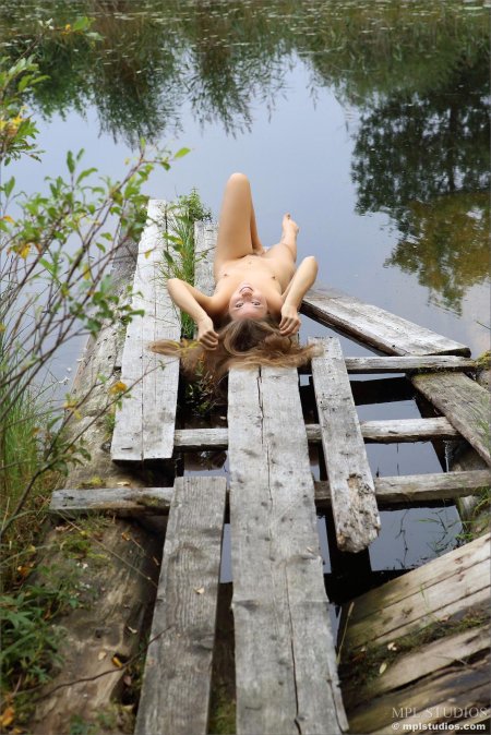 Голые на речке