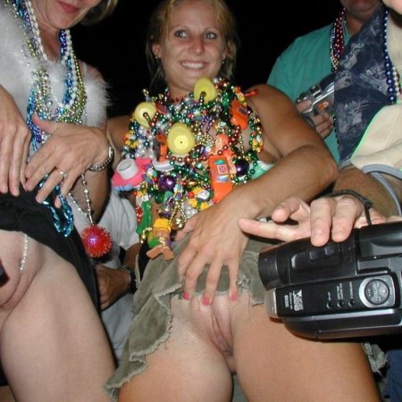 Случайные голые женщины