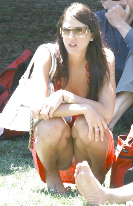 Sitting upskirt крупным планом