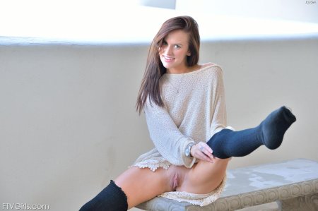 Девушки в гольфах без трусиков