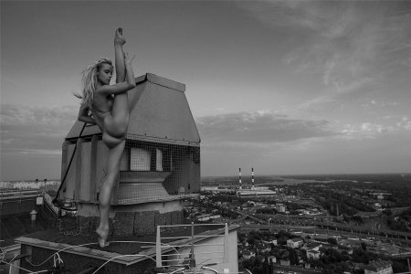 Девушка на крыше