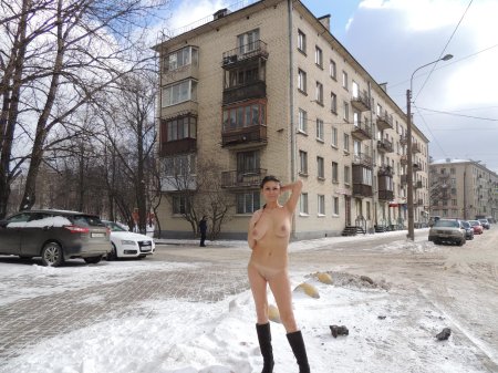 Голышом по улице