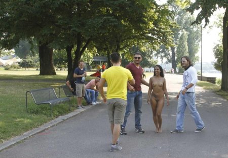Молодежь гуляет голышом