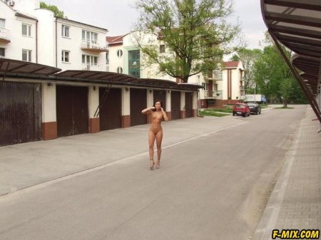 Голая женщина идет по улице