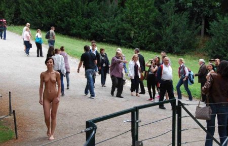 Голые люди на улице