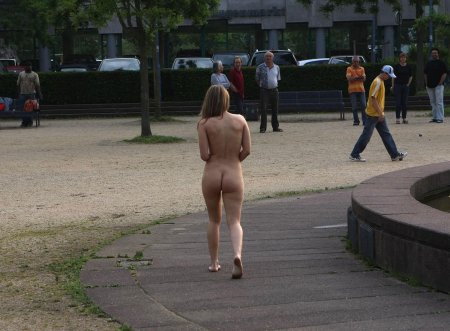 Прогулка голышом в общественных местах.