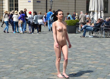 Девушки гуляют голышом