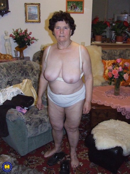 Пожилая женщина в трусах