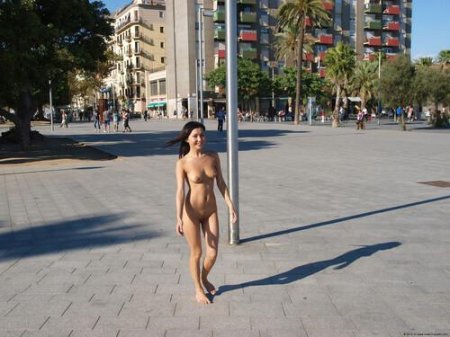 Голая гуляет по улице