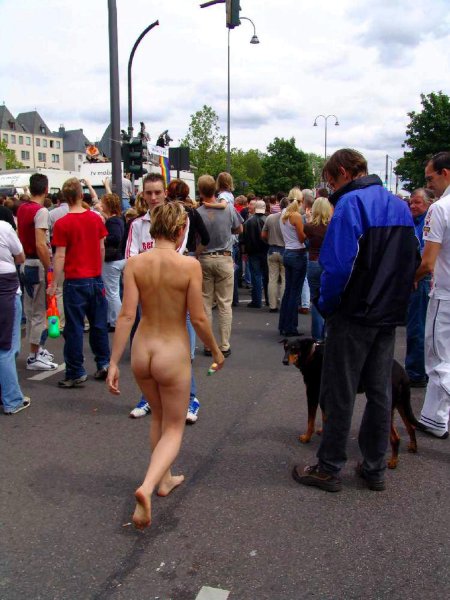 Голышом на публике