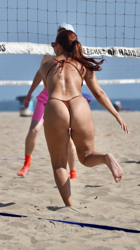 На пляже в стрингах