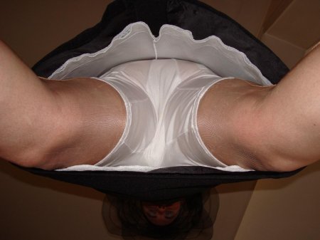 Панталоны под юбкой