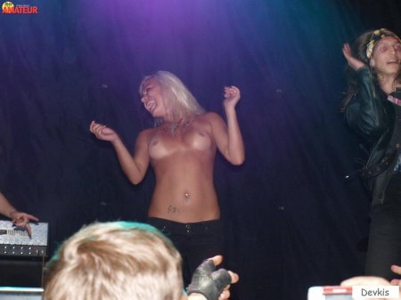 Майли сайрус голая на концерте