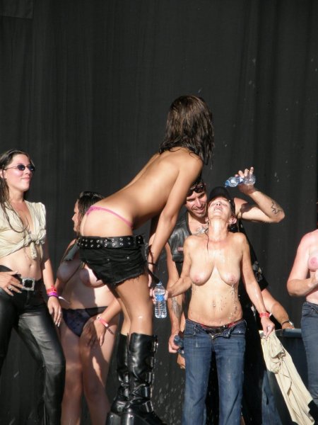 Голые девки на рок концертах