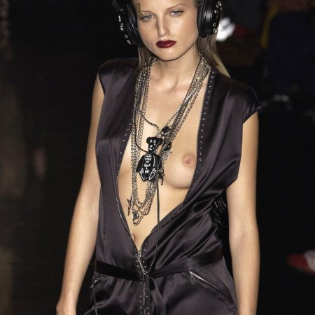 Модель засветила грудь