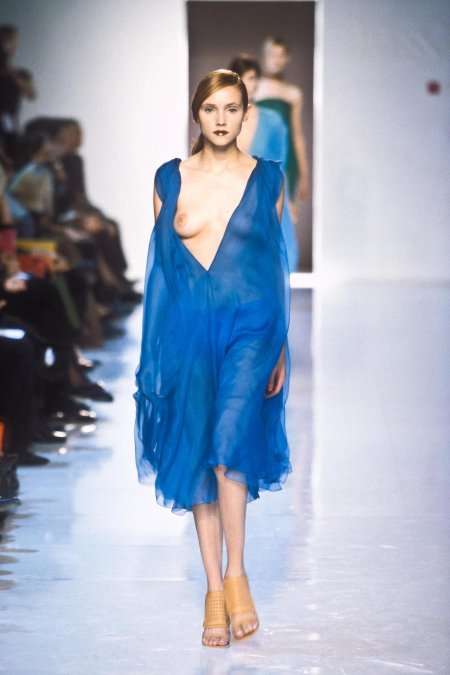 Модели на подиуме с голой грудью