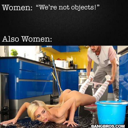 Убирается на кухне голышом