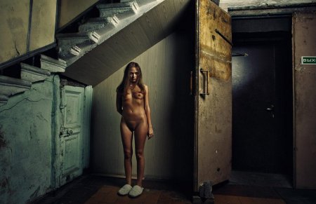 Девушка в подъезде