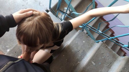 Сосет в подъезде