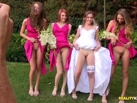 Подружки невесты без трусов